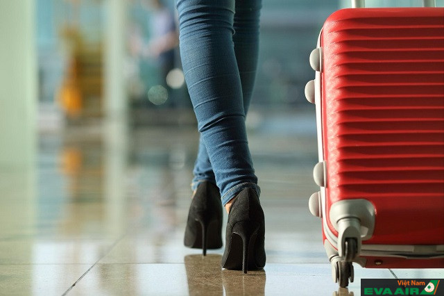 Bạn không nên sử dụng giày cao gót khi đi máy bay để dễ dàng di chuyển và thuận tiện cho việc kiểm tra tại khu vực an ninh sân bay