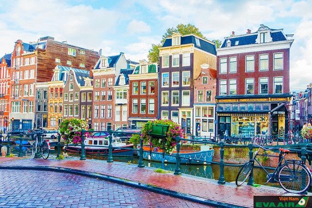 Amsterdam là thành phố nằm bên bờ sông yên bình và hiền hòa