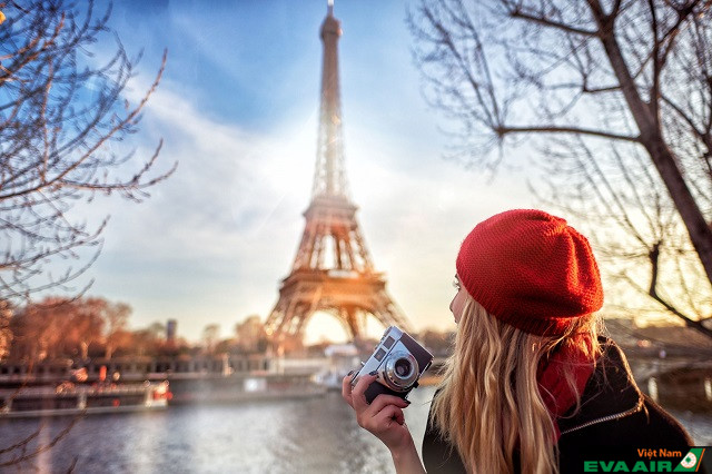 Paris mang một khung cảnh lãng mạn với bờ sông hiền hòa chạy dọc thành phố