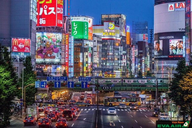 Shinjuku là khu phố nổi tiếng tại Tokyo với không khí sôi động và nhộn nhịp