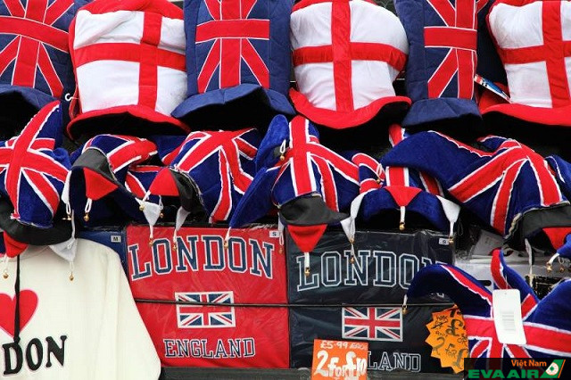 Quần áo thời trang cũng là quà tặng bạn nên chọn khi du lịch tại London