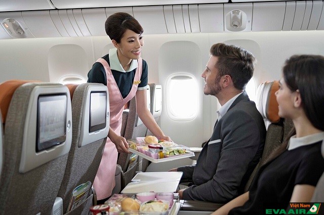 Trên những hạng ghế cao cấp hơn, hành khách sẽ được phục vụ nhiều món ăn hấp dẫn từ nhiều nơi trên thế giới