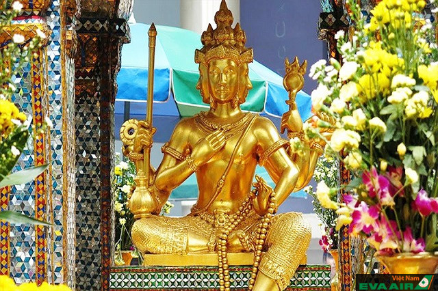 Đừng chạm tay vào các thánh tích, tượng Phật ở Thái Lan nhé
