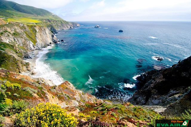 Vẻ đẹp đáng kinh ngạc của Big Sur với những tảng đá tự nhiên sát biển cùng màu nước xanh như ngọc bích