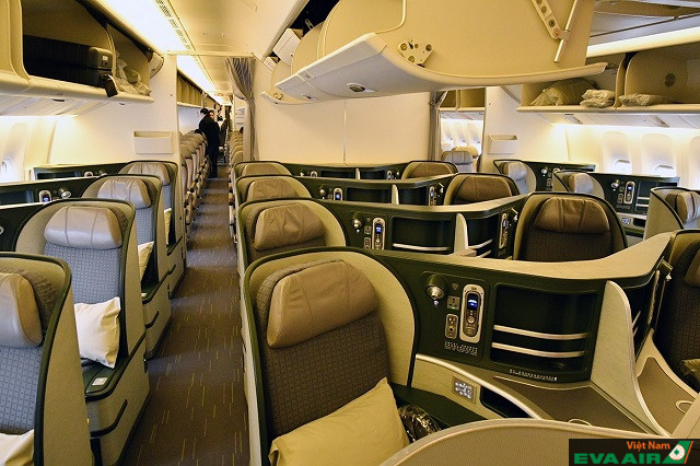 Hạng ghế Thương gia được cung cấp trên các chuyến bay dài của hãng hàng không EVA Air