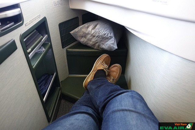Trên ghế hành khách có thể tìm thấy khoang lưu trữ cũng như các ổ cắm, giắc cắm,…