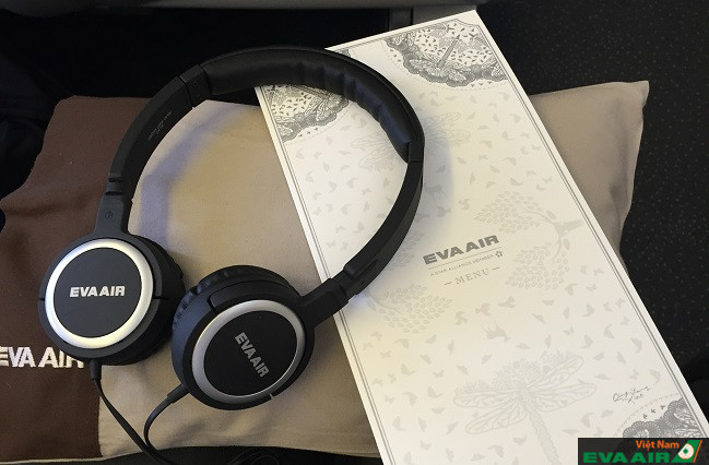 Tai nghe trên ghế ngồi giúp bạn trải nghiệm trọn vẹn hơn các chương trình giải trí trên máy bay