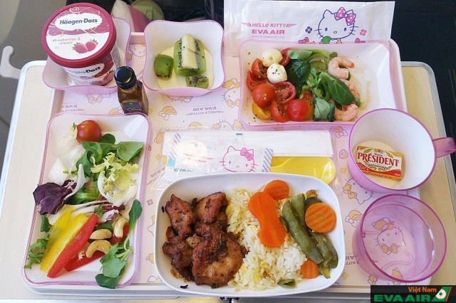 Suất ăn hấp dẫn thuộc hạng ghế Phổ thông cao cấp được phục vụ trên máy bay Hello Kitty của EVA Air