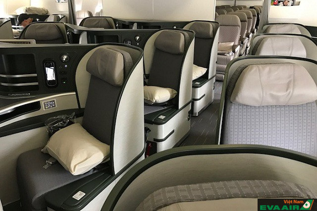 Hạng ghế Business Class của EVA Air có chỗ ngồi được thiết kế với không gian thoải mái, riêng tư