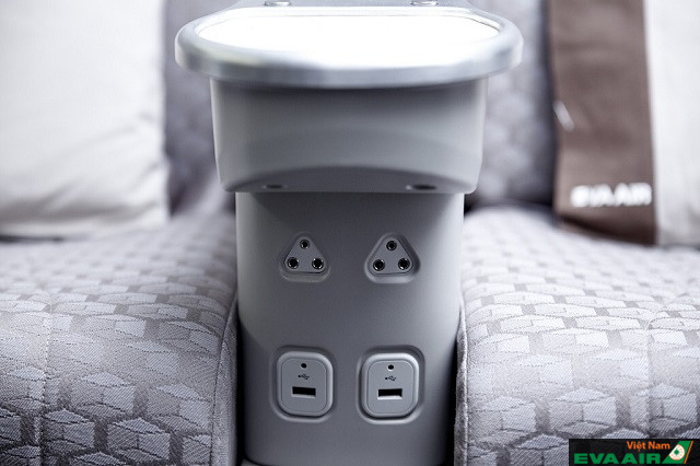 Ổ cắm AC và USB tại chỗ tiện dụng trên chuyến bay của EVA Air