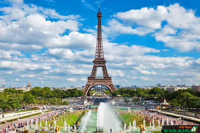 Tháp Eiffel là một địa điểm lý tưởng mà ai cũng muốn check-in khi du lịch tại Paris