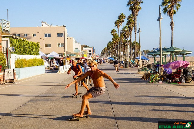 Là một trong những khu vực tuyệt đẹp của Los Angeles, Venice Beach cũng là gợi ý lý tưởng dành cho bạn khi tìm nơi lưu trú