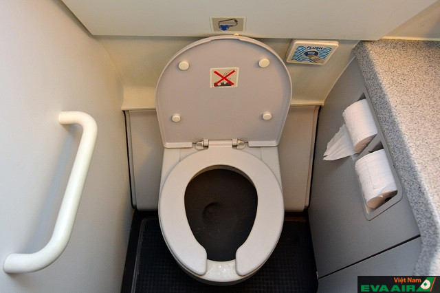 Nhà vệ sinh trên tất cả các máy bay EVA Air đều được thiết kế để phù hợp với các hành khách đặc biệt