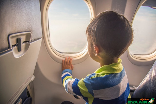 Trẻ em từ 5 – 12 tuổi được EVA Air chấp nhận đi máy bay một mình mà không có người thân