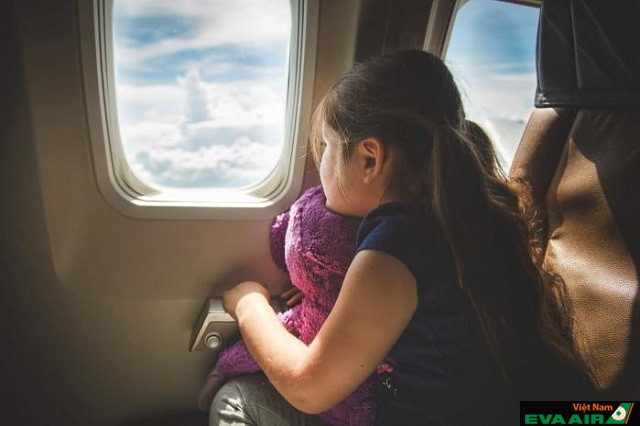 Trẻ em đi máy bay không có người lớn đi cùng phải mua loại vé áp dụng cho UM