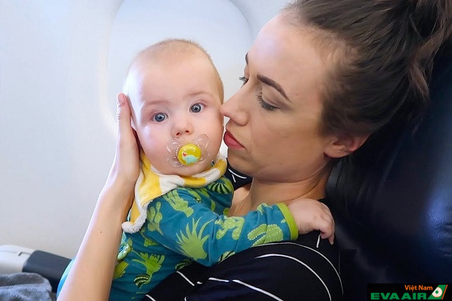Khi bay cùng trẻ sơ sinh, hành khách nên tham khảo các thông tin của hãng hàng không