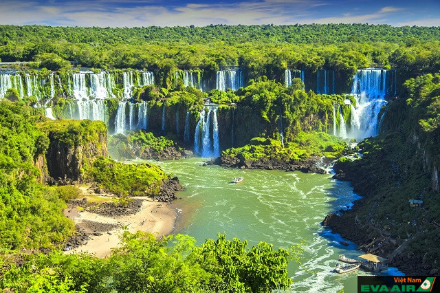 Thác Iguazu hùng vỹ giữa biên giới Brazil và Argentina là một trong những điểm tham quan hàng đầu của châu Mỹ
