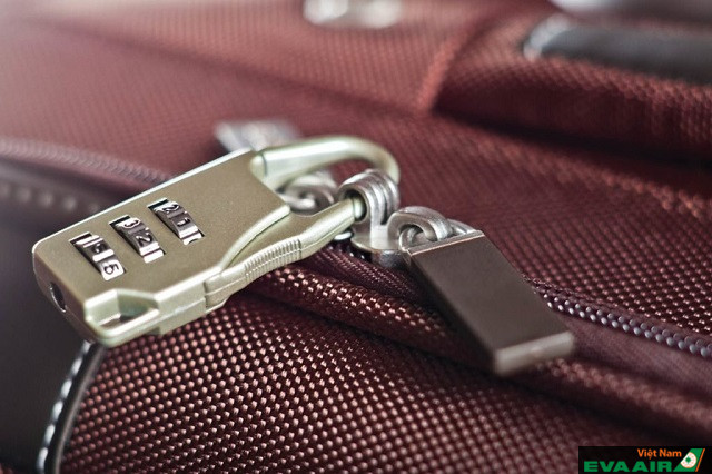 Nhân viên sân bay có thể sử dụng dụng cụ đặc biệt để mở khóa hành lý của bạn