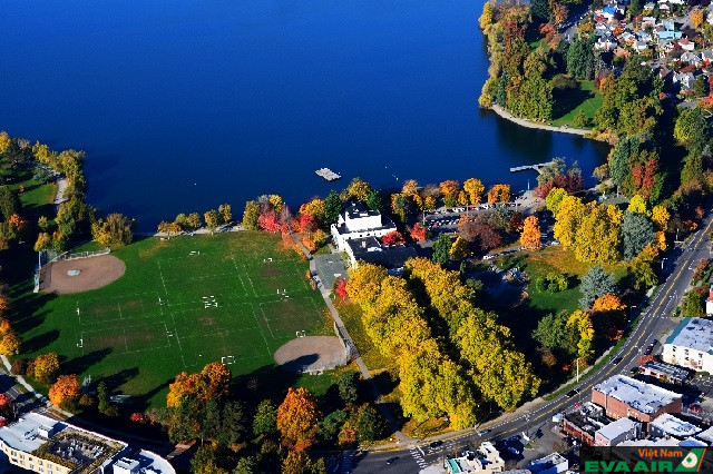 Green Lake Park chính là địa điểm tham quan và thư giãn nổi tiếng ở Seattle