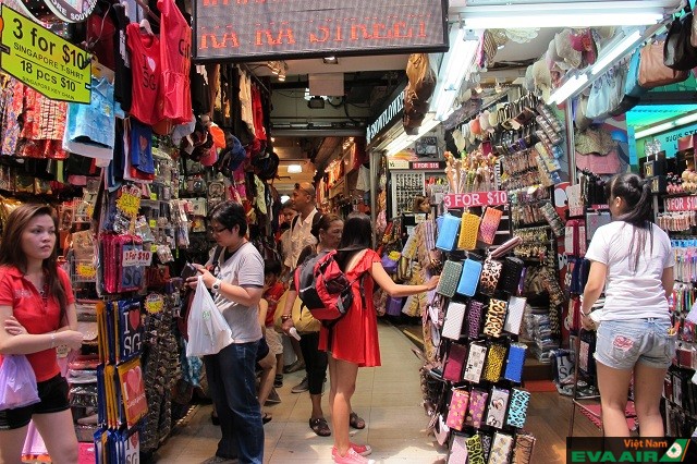 Bugis Street là điểm mua sắm giá rẻ cho giới trẻ tại Singapore