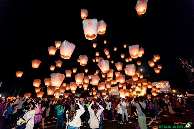 Những chiếc đèn trời được thả vào buổi tối trong lễ hội đèn trời Pingxi