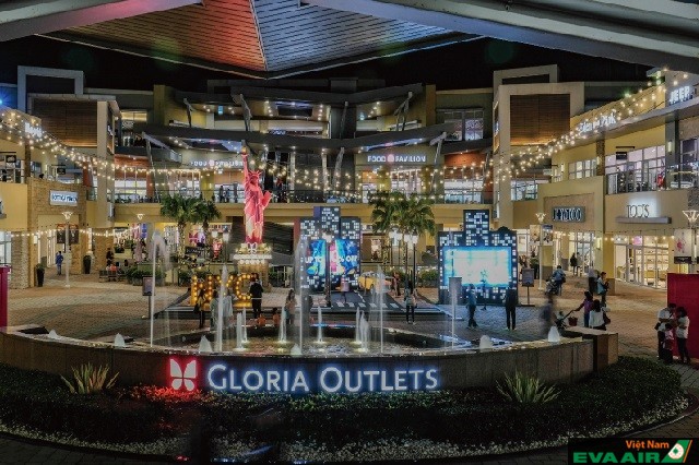 Một góc không gian tại khu mua sắm giá rẻ Gloria Outlet Đài Viên