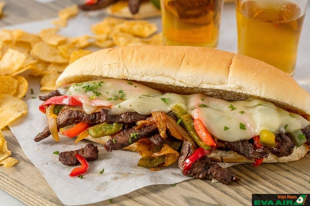 Nếm thử một miếng bánh Cheese Steak thực khách sẽ cảm nhận được sự hòa quyện của các thành phần bên trong vô cùng hấp dẫn