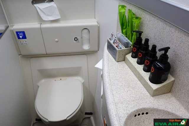 Phòng vệ sinh của EVA Air được đánh giá là sạch sẽ và khô ráo