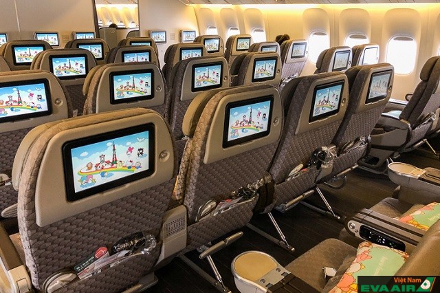 Chỗ ngồi thoải mái của hạng ghế Economy Class trên máy bay có hình ảnh Hello Kitty của EVA Air