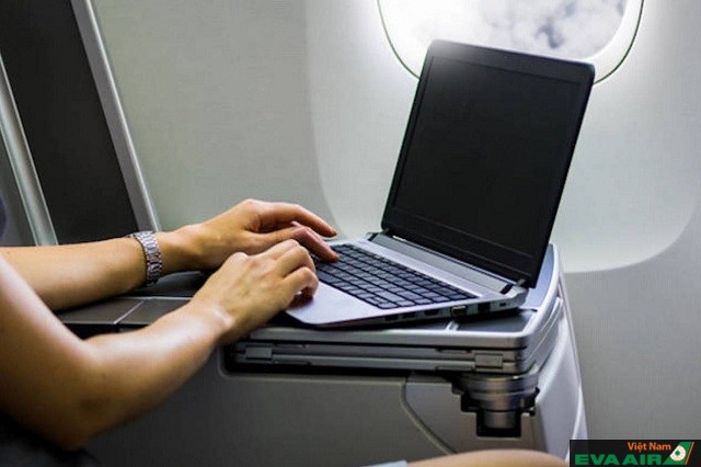 Máy tính xách tay là một trong những vật dụng cá nhân miễn phí có thể mang lên máy bay
