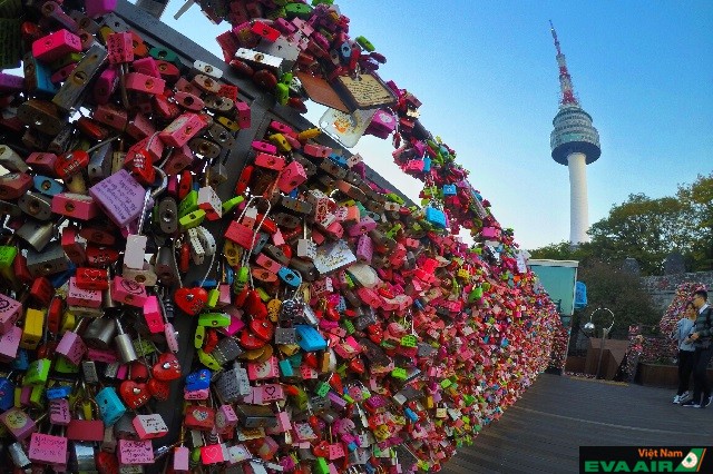 Hàng rào ổ khóa tình yêu ấn tượng trên tháp N Seoul