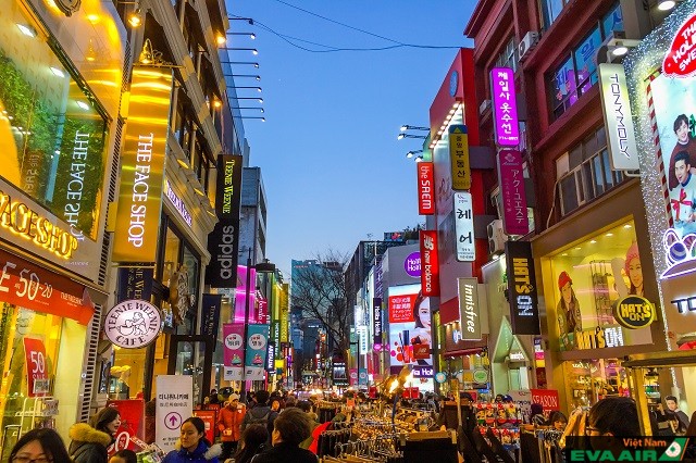 Myeongdong là nơi du khách có thể dành cả ngày để mua sắm và ăn uống khi đến Seoul