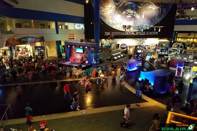 Là một trong những điểm du lịch hấp dẫn nhất của Houston, Johnson Space Center luôn thu hút một lượng lớn du khách ghé thăm mỗi ngày