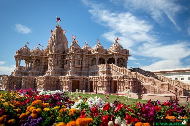 BAPS Shri Swaminarayan Mandir sở hữu một vẻ đẹp kiến trúc vô cùng ấn tượng, khiến mọi du khách đều phải ngỡ ngàng ngay khi nhìn thấy