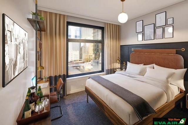 Phòng ngủ có thiết kế kiểu cổ điển của khách sạn The State Hotel