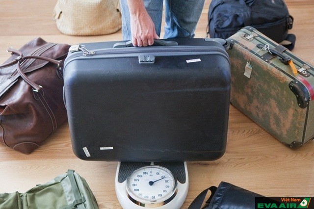 Cân hành lý là một điều nên làm trước khi khởi hành