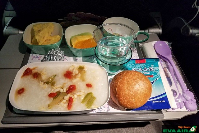 Bữa ăn hạng ghế Economy Class của EVA Air được đánh giá là tốt nhất thế giới