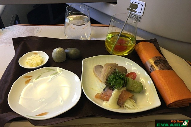 Bữa ăn ở hạng ghế cao cấp của EVA Air cũng được đánh giá cao