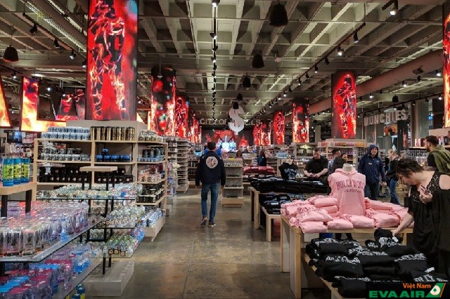 Không gian mua sắm rộng lớn của cửa hàng La La Land