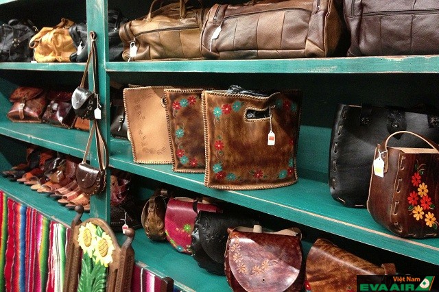 Cửa hàng Murillo Leather Goods chuyên bán đồ lưu niệm làm bằng da