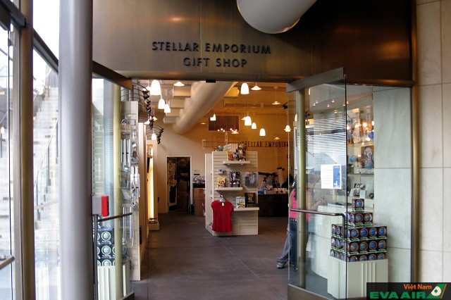 Cửa hàng lưu niệm Griffith Observatory Emporium Gift Shop nằm trong đài quan sát Griffith