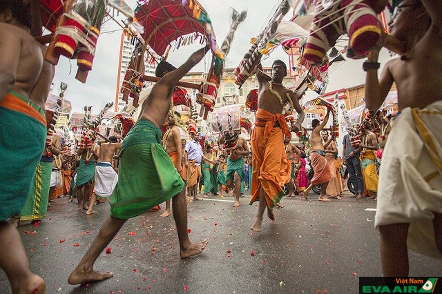 Lễ hội Thaipusam được diễn ra hằng năm tại Singapore với không khí vui nhộn nhưng cũng rất nghiêm trang