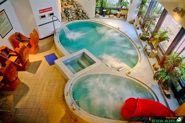 Khách sạn giá rẻ F Hotel có sẵn khu vực hồ bơi tiện nghi