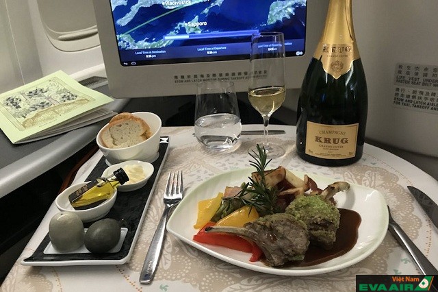 Bữa ăn ngon và rượu vang tuyệt hảo được phục vụ trên hạng ghế Royal Laurel Class của EVA Air