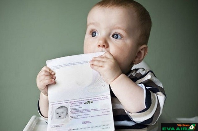 Trẻ sơ sinh đi cùng người lớn cũng cần có đầy đủ giấy tờ khi đi máy bay
