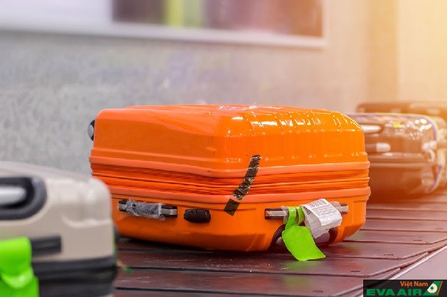 Thẻ ghi tên hành lý bằng tiếng Anh sẽ giúp bạn tìm kiếm hành lý của mình nhanh chóng trong trường hợp bị mất, thất lạc