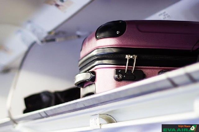 Hành lý xách tay có thể được xếp gọn trên ngăn hành lý phía trên ghế ngồi của hành khách