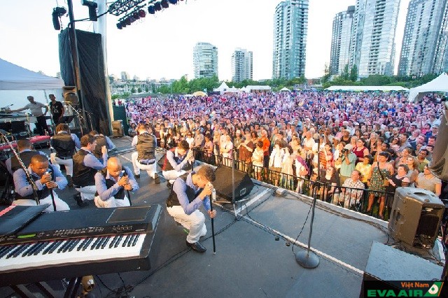 Tham gia vào lễ hội nhạc Jazz quốc tế tại Vancouver, du khách sẽ được hòa mình trong không khí vô cùng nhộn nhịp và sôi động của âm nhạc