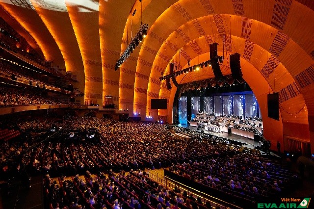 Sân khấu nổi bật ở bên trong của Radio City Music Hall