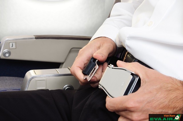 Khi máy bay cất và hạ cánh, hành khách cần thắt dây an toàn để tránh các chấn thương và rủi ro